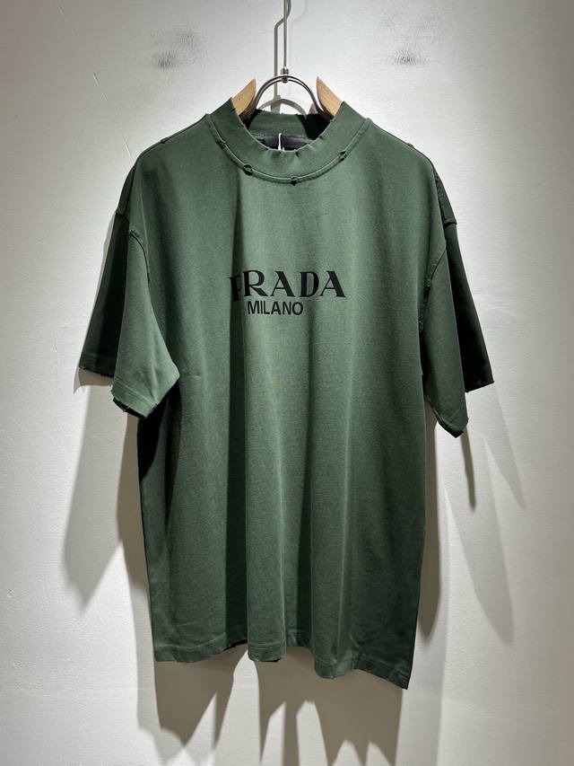 Prad*A普*达2025春夏新款男女同款做旧破洞短袖T恤，最新款全网独家首上！！~既经典有时尚百搭，谁不爱啊，将经典再次展现，非常的耐看，自带低奢光环与辨识度