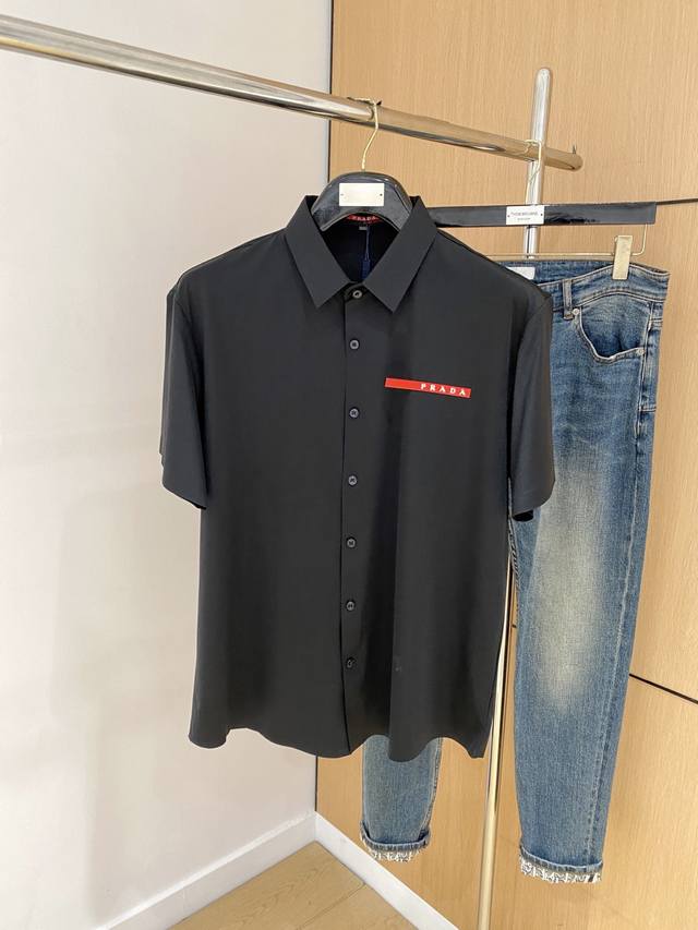 普拉达25Ss春夏新款翻领Polo。精选天丝棉贡缎棉料，舒适细腻带来极佳的亲肤感，同时吸湿透气，W方便打理。精工螺纹现织领口，修饰身形同时更不易变形，5与细节处