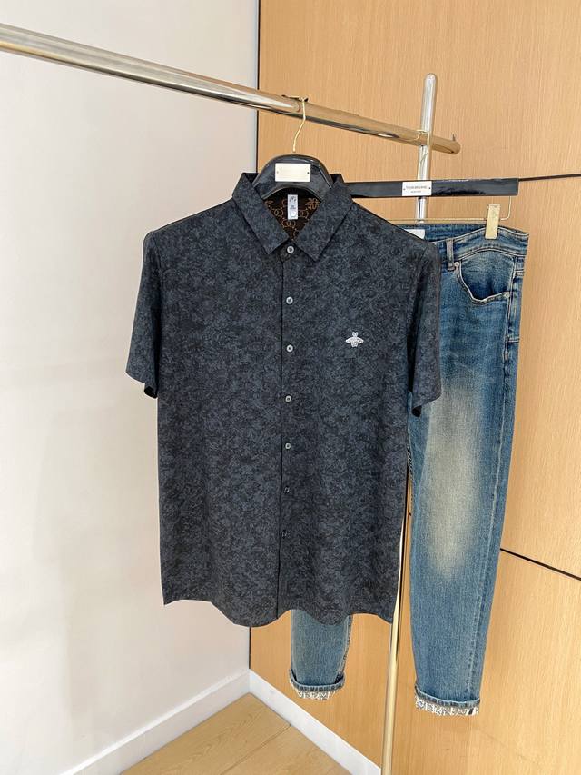 迪奥25Ss春夏新款翻领Polo。精选天丝棉贡缎棉料，舒适细腻带来极佳的亲肤感，同时吸湿透气，W方便打理。精工螺纹现织领口，修饰身形同时更不易变形，5与细节处体