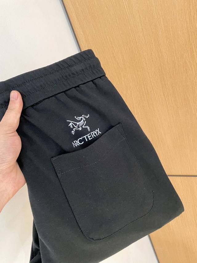始祖鸟春夏25Ss休闲裤金典再次出现，原单订制高品质时尚休闲裤。超级百搭款。独家定制面料，挺阔有型，贴身舒适。原版定制专柜最新五金辅料。超靓版型、上身显腿修长，