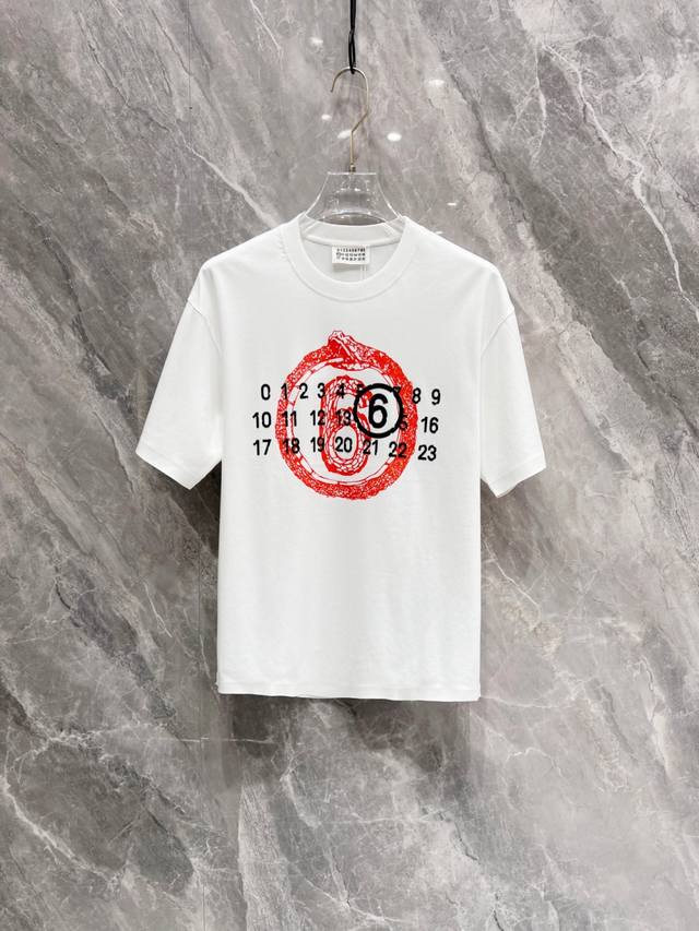 马吉拉单穿打底都是首选 高定面料 240克纯棉 2025春夏新品短袖时尚经典圆领短袖时尚单品设计，更加时尚舒适，高标准定制，上身非常有型，胸前品牌经典Logo