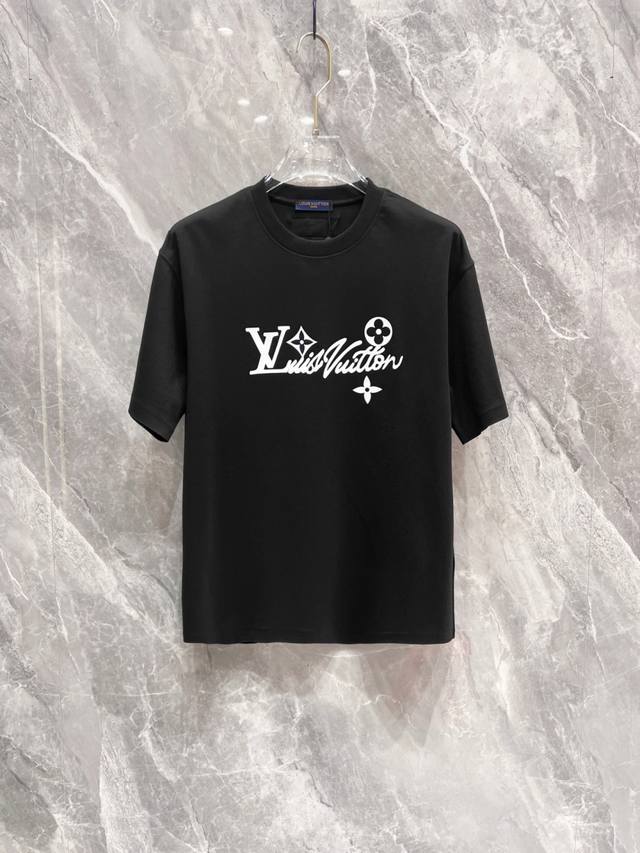 Lv单穿打底都是首选 高定面料 240克纯棉 2025春夏新品短袖时尚经典圆领短袖时尚单品设计，更加时尚舒适，高标准定制，上身非常有型，胸前品牌经典Logo 图