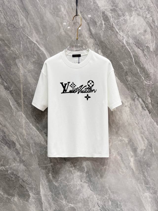Lv单穿打底都是首选 高定面料 240克纯棉 2025春夏新品短袖时尚经典圆领短袖时尚单品设计，更加时尚舒适，高标准定制，上身非常有型，胸前品牌经典Logo 图