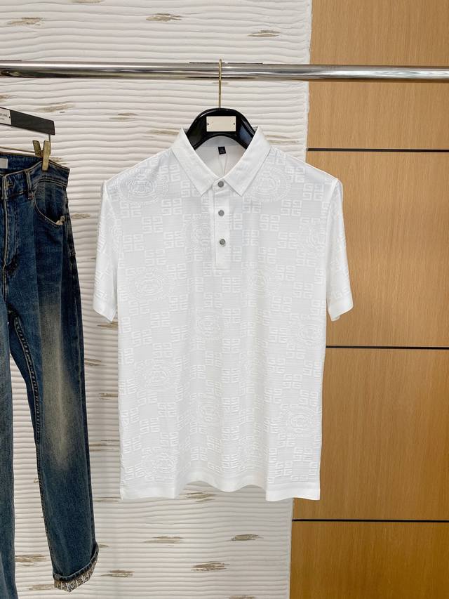 纪梵希25Ss春夏 新品 定制蚕丝面料丝滑透气！时尚经典翻领Polo短袖时尚单品设计，更加时尚舒适，高标准定制，上身非常有型，胸前品牌经典Logo 图案 客供辅