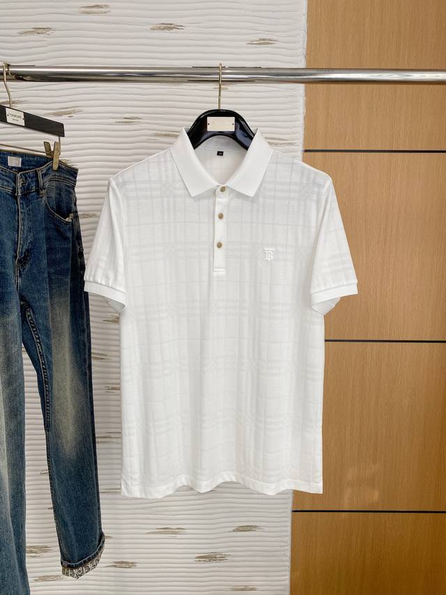 巴宝莉25Ss春夏 新品 定制蚕丝面料丝滑透气！时尚经典翻领Polo短袖时尚单品设计，更加时尚舒适，高标准定制，上身非常有型，胸前品牌经典Logo 图案 客供辅