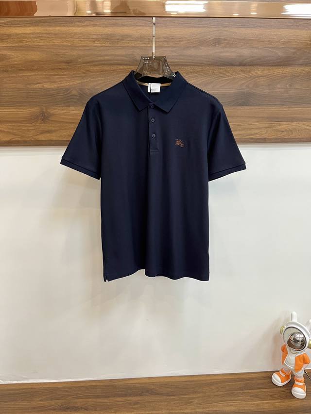 主推 Burberry 2025Ss早春新款发布泽巴宝莉翻领T恤，Logo刺绣，穿上就是舒适自在又显瘦的存在，慵懒而随性，结合干净简单的色系就特别耐看，适合日常
