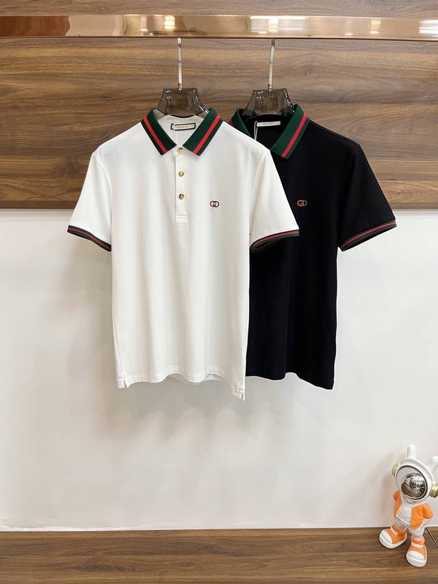主推 Gucci 2025Ss早春新款发布泽古奇翻领T恤，Logo刺绣，穿上就是舒适自在又显瘦的存在，慵懒而随性，结合干净简单的色系就特别耐看，适合日常穿着~倾