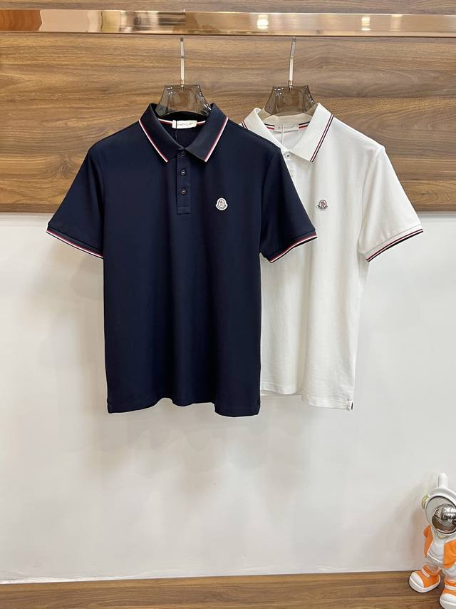 主推 Moncler 2025Ss早春新款发布泽蒙口翻领T恤，Logo刺绣，穿上就是舒适自在又显瘦的存在，慵懒而随性，结合干净简单的色系就特别耐看，适合日常穿着
