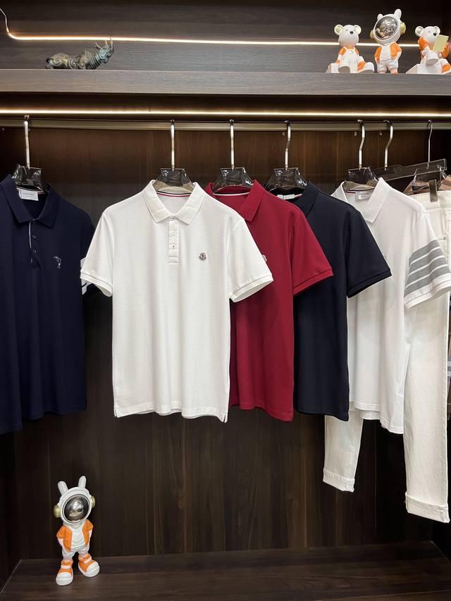 主推 Moncler 25Ss早春泽蒙口翻领短袖，穿上就是舒适自在又显瘦的存在，慵懒而随性，结合干净简单的色系就特别耐看，适合日常穿着~倾情推出缀饰活力印花的运