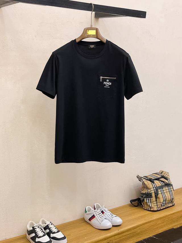 新品！高端系列 芬迪 夏季新款时尚男士短袖休闲商务T恤，一款高端双面丝光短袖T恤，绝对是您夏季P清单中的必备之选！ 这款短袖T恤采用双面丝光工艺，正反两面均呈现