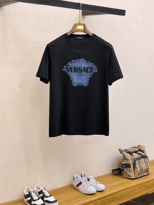 范思哲 新品！高端系列 夏季新款时尚男士短袖休闲商务T恤，一款高端双面丝光短袖T恤，绝对是您夏季P清单中的必备之选！ 这款短袖T恤采用双面丝光工艺，正反两面均呈