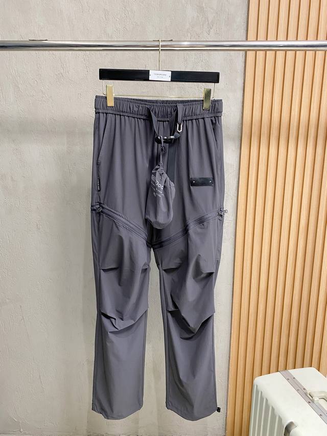 Lv2025Ss春夏新款新款男士工装休闲裤、商务休闲款！！重在面料！婴儿肌肤般的柔滑！！客供定织料，入手便知极具柔滑面料，手感柔软亲肤，上身挺括有型，表面又有着