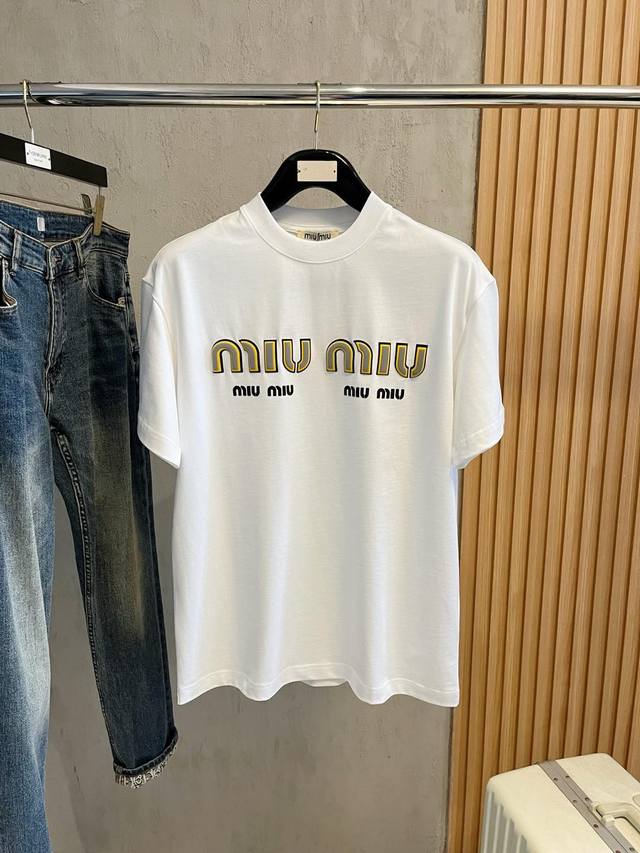 Miumiu2025新款原单男士休闲打底短袖T恤！高端定制 高版本 时尚百搭爆款宽松版型原版进口420克双股纯棉面料 螺纹袖口.领口衣摆 手感超柔软细腻 穿着亲