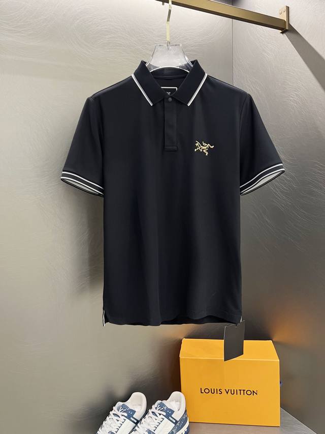 始祖鸟家25Ss新款春夏短袖翻领T恤Polo，最高版本客供定制高端朱地面料简单时尚款，拼色螺纹超级好看！经典Logo简单大方的款式！满满的高级感，四季可穿。简欧