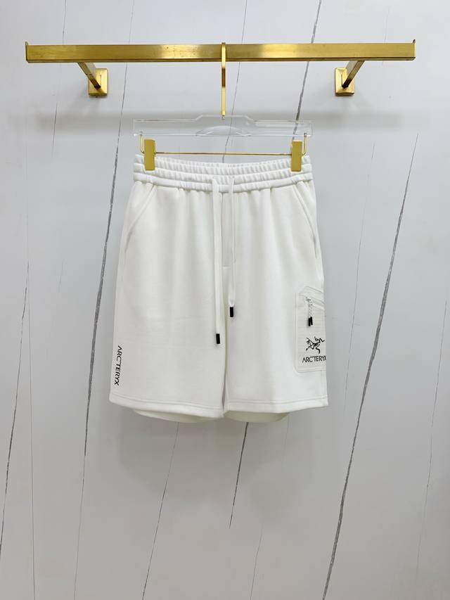 始祖鸟 春夏新款休闲短裤！官网同步发售。定制品牌经典Logo，定制面料，舒适度极好，手触感强烈。辨识度极高，完美品相工艺。 尺码：M-3Xl