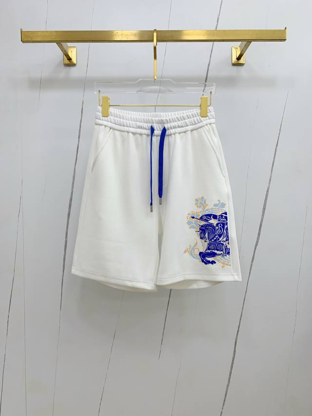 巴宝莉 春夏新款休闲短裤！官网同步发售。定制品牌经典Logo，定制面料，舒适度极好，手触感强烈。辨识度极高，完美品相工艺。 尺码：M-3Xl