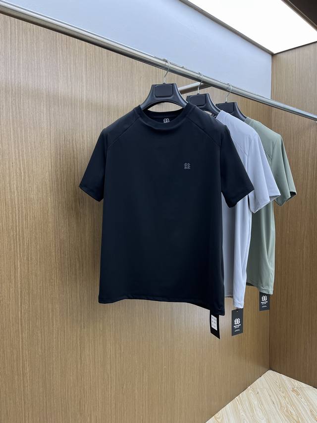 新品 可隆 2540春夏新款首发专柜最新款站领T恤 高端订制 设计前卫时尚！品牌Logo重工艺设计 高端定制280克面料.手感柔软.穿着舒适.专柜级别精致车线.