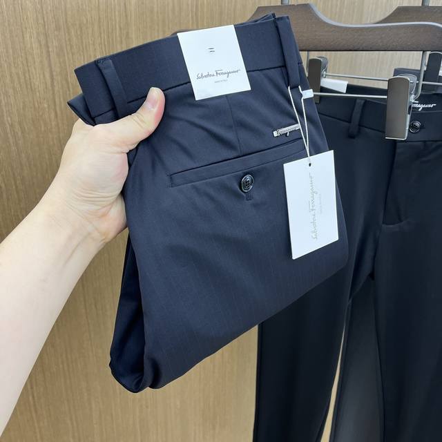 Fg 2540Ss春夏新品，官网同步有售，男士高端商务休闲西裤，高端进口面料，带弹力，后面采用硅胶字母压胶，五搭配，即经典又时尚，合体裁缝，上身效果无约束感 ，