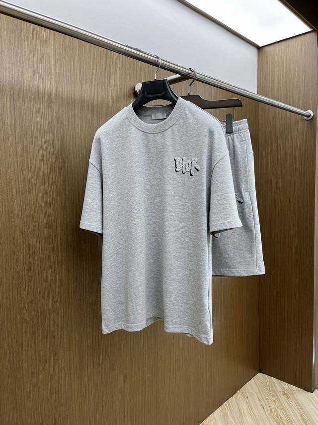 新款 套 Cd 2540春夏最新款休闲短裤短袖套装，男女款 贸易公司渠道稀出，同步官网发售！基本每一季都会有它的背影所在，期待着所有潮男潮女们的演绎！此款选用客