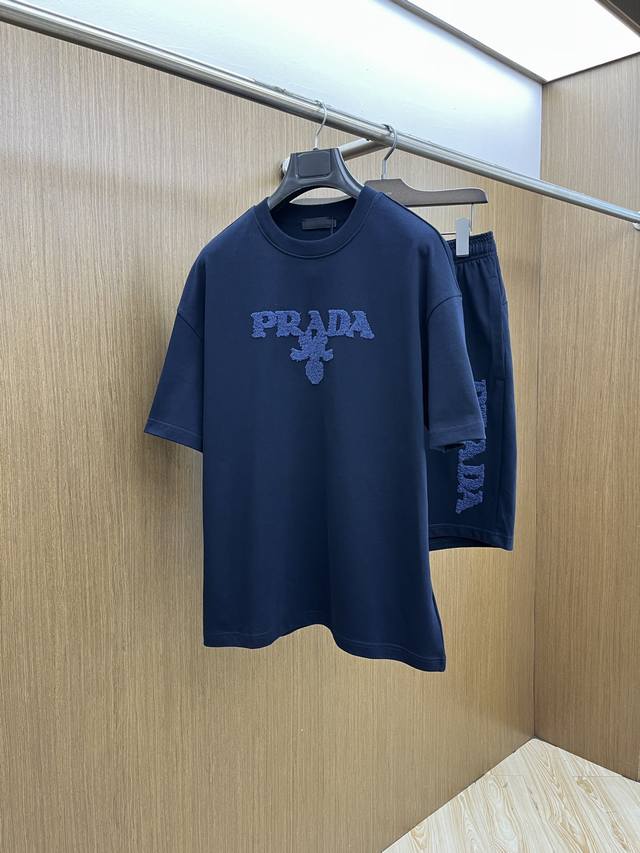 新款 套 Pd 2540春夏最新款休闲短裤短袖套装，男女款 贸易公司渠道稀出，同步官网发售！基本每一季都会有它的背影所在，期待着所有潮男潮女们的演绎！此款选用客