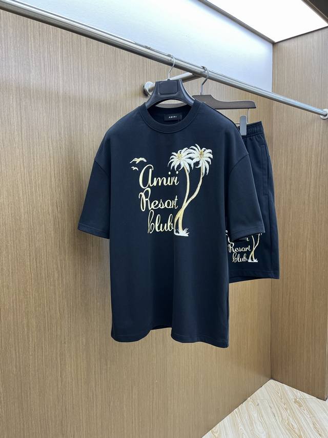 新款 套 Ami 2540春夏最新款休闲短裤短袖套装，男女款 贸易公司渠道稀出，同步官网发售！基本每一季都会有它的背影所在，期待着所有潮男潮女们的演绎！此款选用