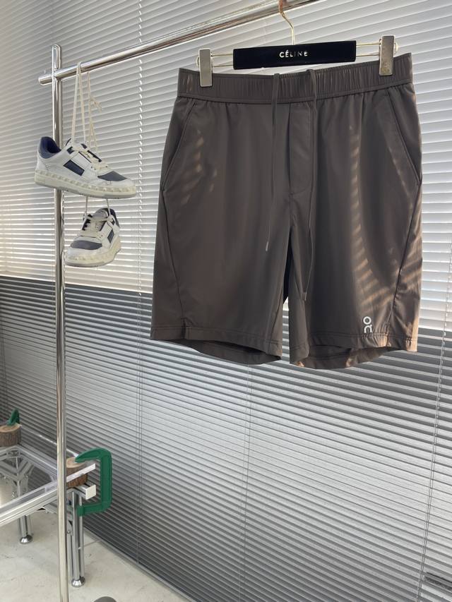 Loew X 昂跑联名系列运动短裤 78%锦纶22%氨纶 码数：M-4Xl 休闲短裤 锦氨四面弹，弹性好，不易皱折、易洗、速干 布料耐磨且不易留下皱纹， 左腿激