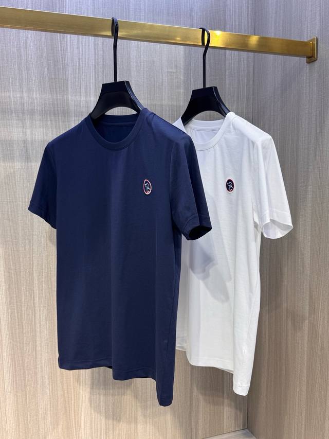 型号L805#，Tb家 2025春夏最新狗头绣标男士圆领短袖T恤衫，休闲剪裁棉质运动衫，简单大方，胸前经典的腊肠狗头圆形徽标，采用高端3D立体刺绣工艺，小巧精致