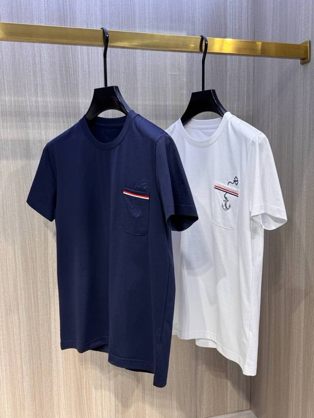 型号L803#，Tb家 2025春夏最新船锚绣标男士圆领短袖T恤衫，休闲剪裁棉质运动衫，简单大方，胸前雅致拼布口袋设计，经典的船锚刺绣徽标，搭配标志性红白蓝条纹