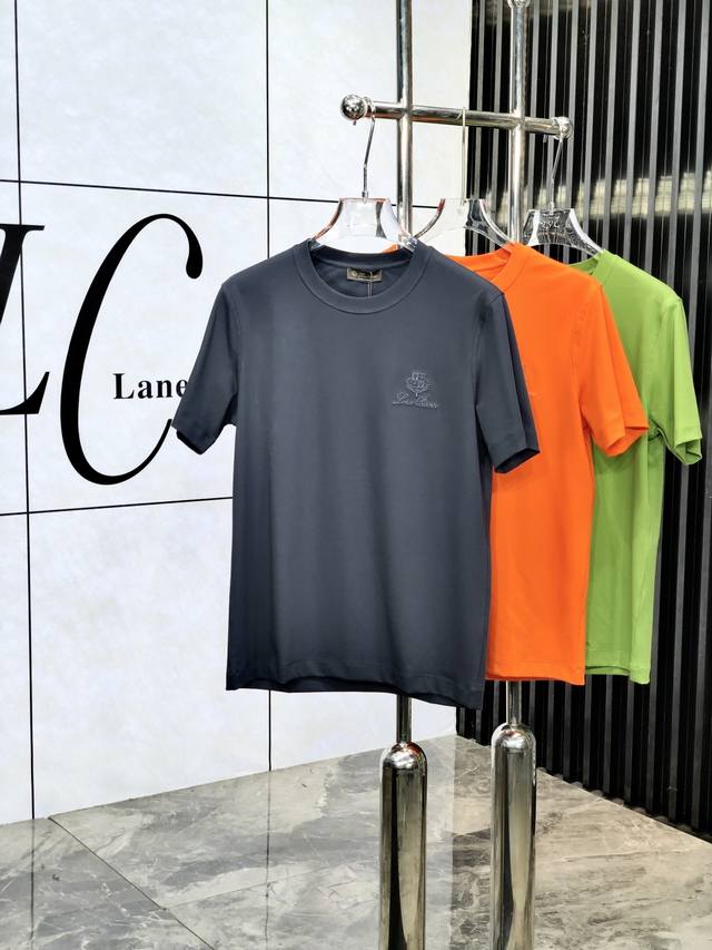 Lp 2520春夏新款首发专柜最新款短袖圆领T恤 高端订制 设计前卫时尚！品牌Logo重工艺设计 高端定制丝光云朵棉面料.手感柔软.穿着舒适.专柜级别精致车线.