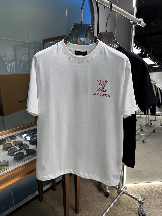 Lv 2025春夏新款男女同款短袖T恤，！定制专属纯棉面料，定制原版工艺螺纹，胸前重工字母Logo工艺设计！简约大方，从容百搭，档次极高，完美融入时尚还有风情感