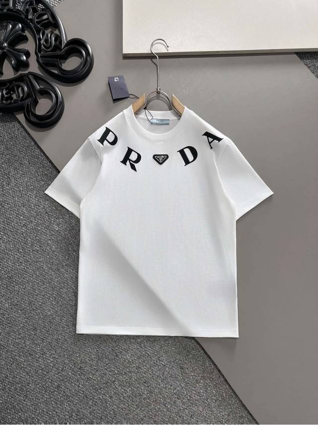 普拉达 2025春夏新款男女同款短袖T恤，！定制专属纯棉面料，定制原版工艺螺纹，胸前重工字母Logo工艺设计！简约大方，从容百搭，档次极高，完美融入时尚还有风情