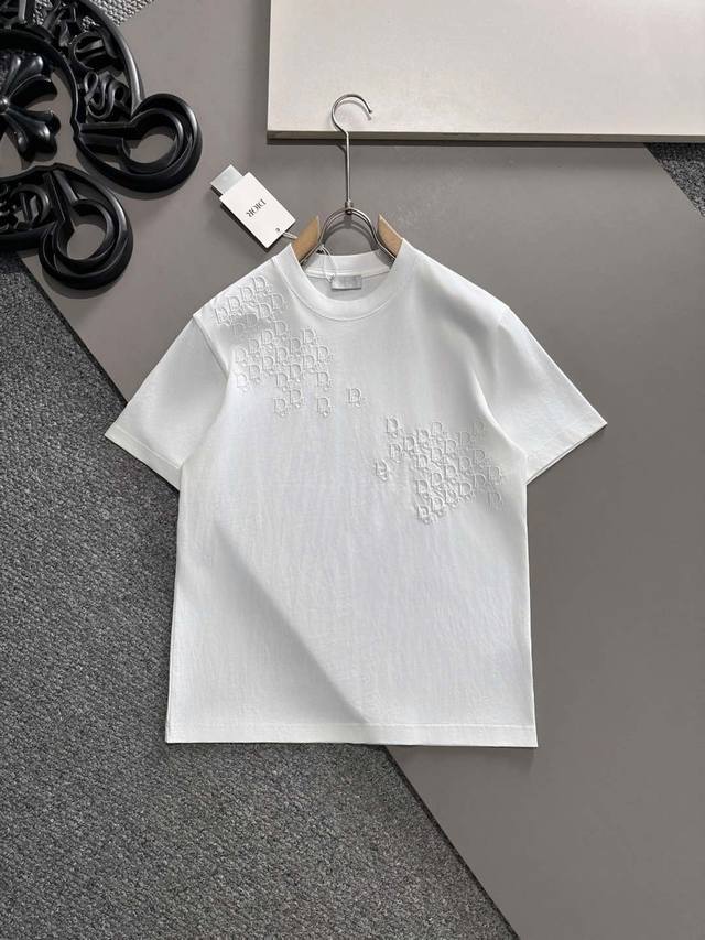 迪奥 2025春夏新款男女同款短袖T恤，！定制专属纯棉面料，定制原版工艺螺纹，胸前重工字母Logo工艺设计！简约大方，从容百搭，档次极高，完美融入时尚还有风情感