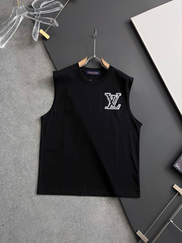 Lv*2025新品！爆款刺绣 美国杜邦公司所罗纳面料黑科技 爆款现货春夏短袖，简约基础衣橱神器， 休闲百搭必备款 做工走线质感一流，两色推荐 微宽松版型 码数S