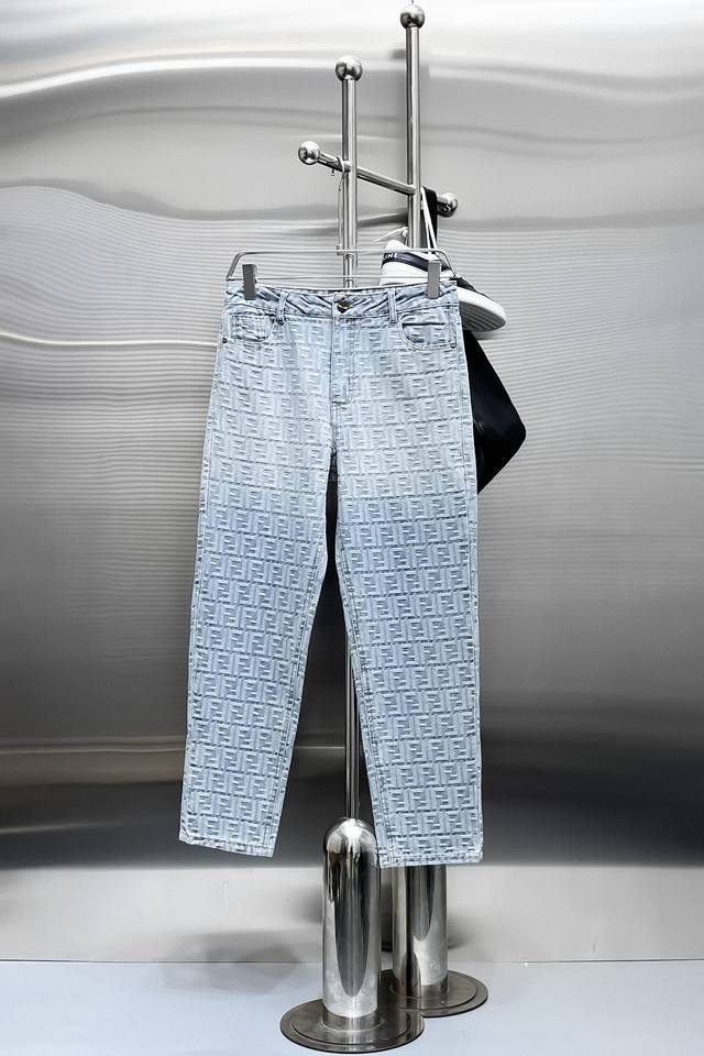 芬迪 2025新品，原单牛仔裤 原版重工打造，品牌经典Logo设计，三标齐全！原版五金辅料。专柜定制牛仔面料，完全对版专柜，欢迎专柜试穿后再购买，好货不怕比。码