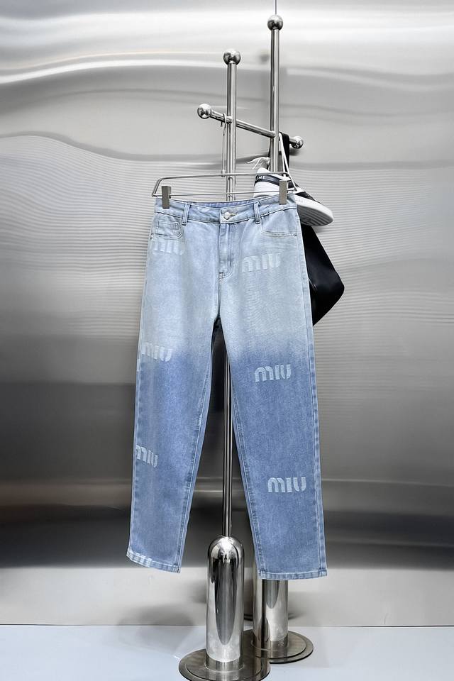Miu 2025新品，原单牛仔裤 原版重工打造，品牌经典Logo设计，三标齐全！原版五金辅料。专柜定制牛仔面料，完全对版专柜，欢迎专柜试穿后再购买，好货不怕比。