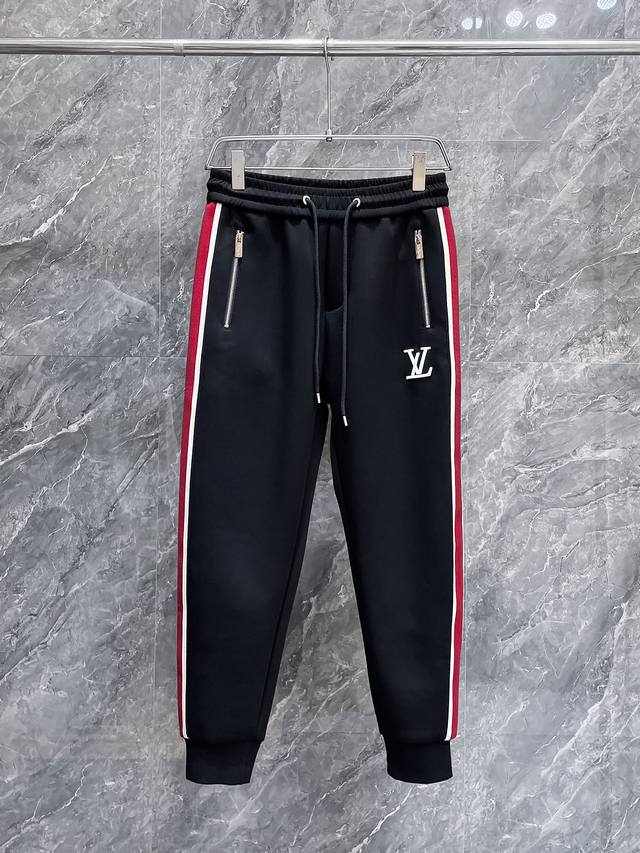 Lv 顶级货品 2025春夏新款休闲裤！官网同步发售。品牌经典Logo休闲裤 ，定制面料，舒适度极好，手触感强烈。辨识度极高，完美品相工艺。 尺码：M-3Xl