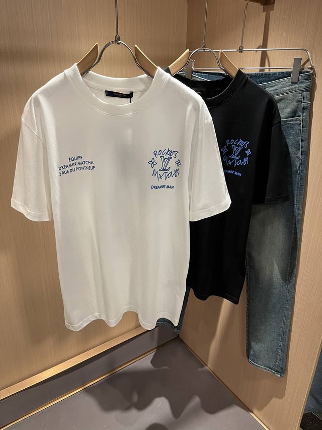 Louisvuitt*路易*登 2025春夏全新系列单品上线，非常时髦前卫的一款男女同款短袖T恤，标识Logo图案印花修饰！区别于以往的不同，宣示品牌传承多年的