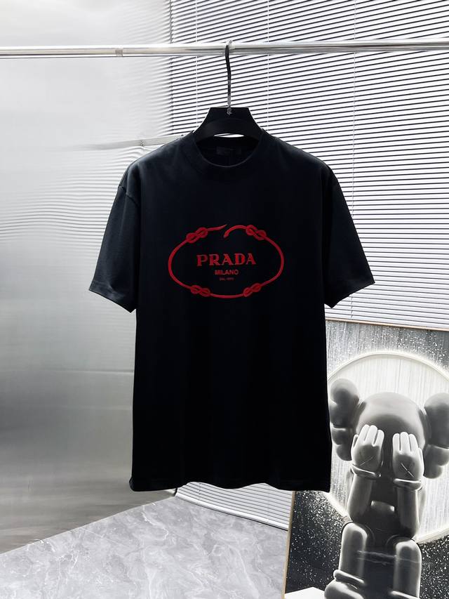 普拉达 Prada 2025Ss新款 半袖 体恤 短袖 宽松版 圆领 T恤，高端版本！专柜定制面料 透气舒适度高，细节无可挑剔，品牌元素设计理念，体现高品质。手