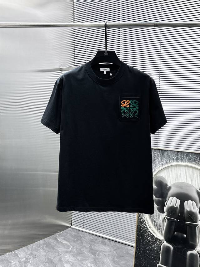 罗意威 2025新款 圆领 短袖 T恤 ，高端版本！专柜定制面料 透气舒适度高，细节无可挑剔，品牌元素设计理念，体现高品质。手感细腻柔软！呈现休闲裁剪，上身版型