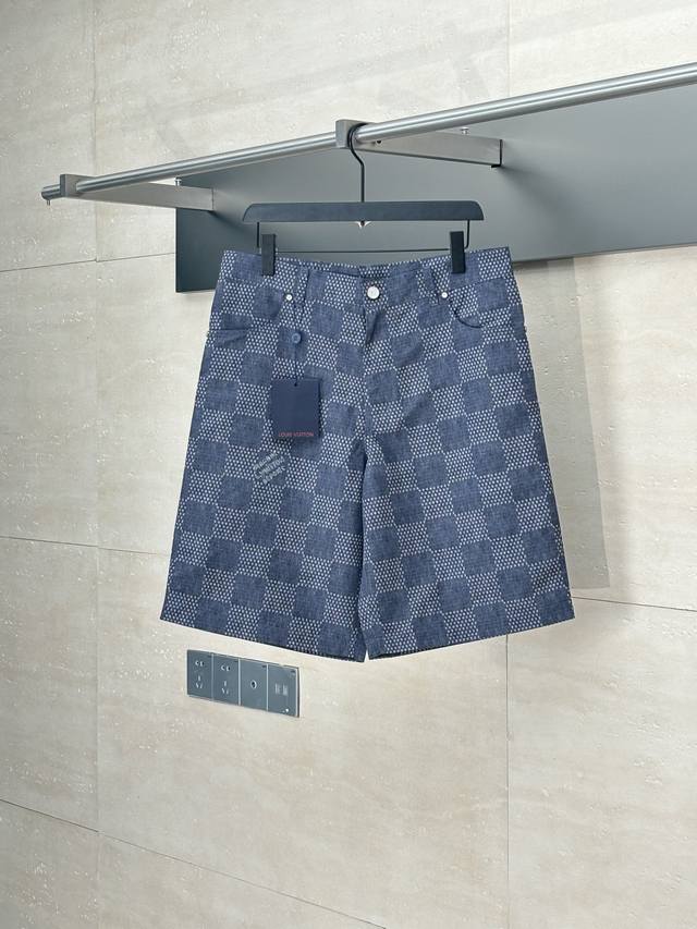 Lv* 路易 25Fw秋冬新款棉布直筒休闲短裤 采用满身繁复 Damier 提花，Marque L.Vuitton DéPoséE 标识融入织纹，珠光纽扣和铆钉