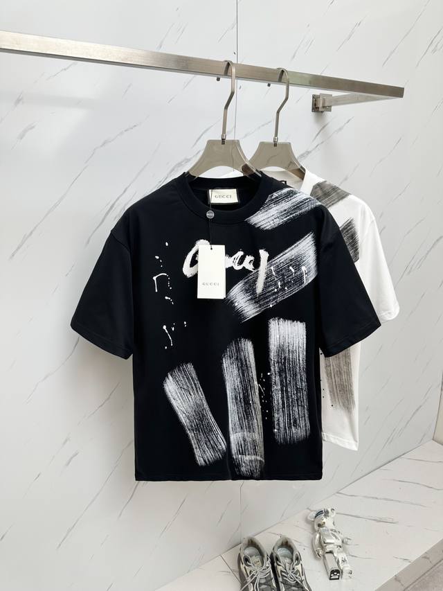 Gucci 2025Ss夏季最新品，专柜同步有售，原单狠货，时尚休闲圆领短袖T恤，上身舒适！吸睛而有亮点，采用进口原版面料，顶级3D数码印花工艺字母图案Logo
