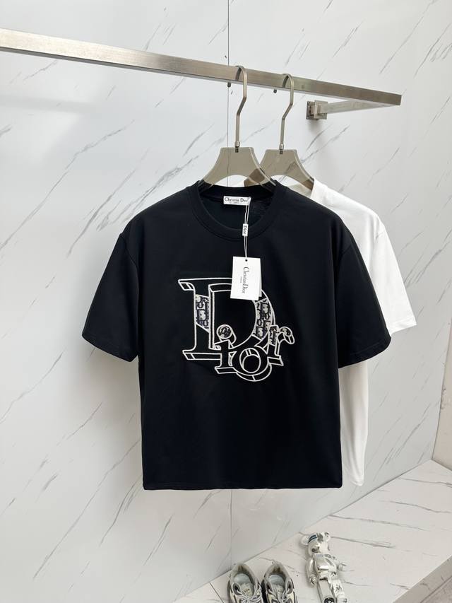 Dior 2025Ss夏季最新品，专柜同步有售，原单狠货，时尚休闲圆领短袖T恤，上身舒适！吸睛而有亮点，采用进口原版面料，顶级3D数码印花工艺字母图案Logo，