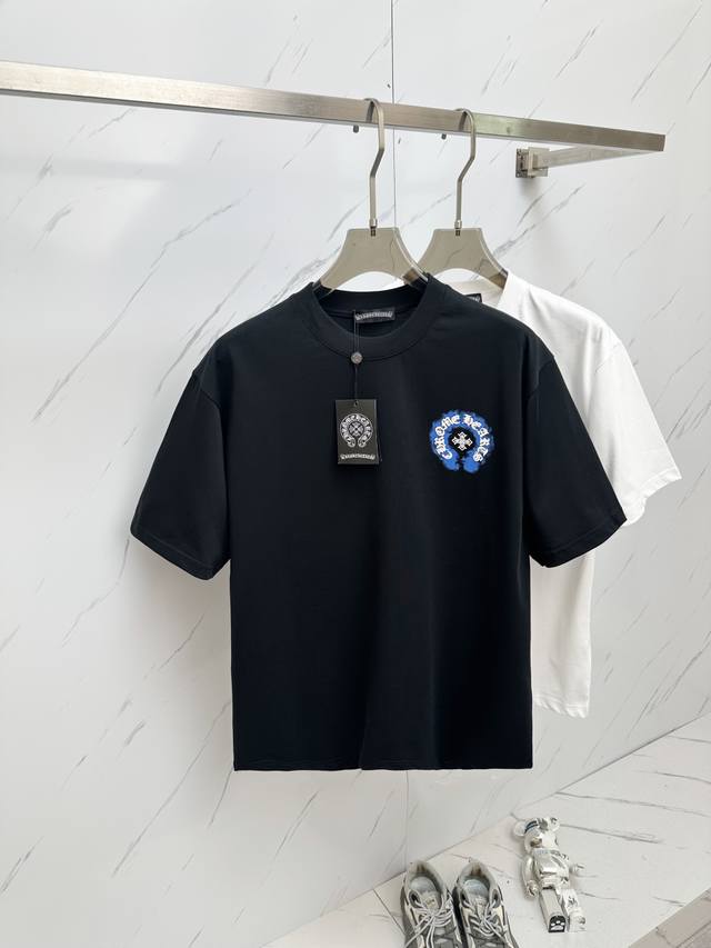 克罗心 2025Ss夏季最新品，专柜同步有售，原单狠货，时尚休闲圆领短袖T恤，上身舒适！吸睛而有亮点，采用进口原版面料，顶级3D数码印花工艺字母图案Logo，简