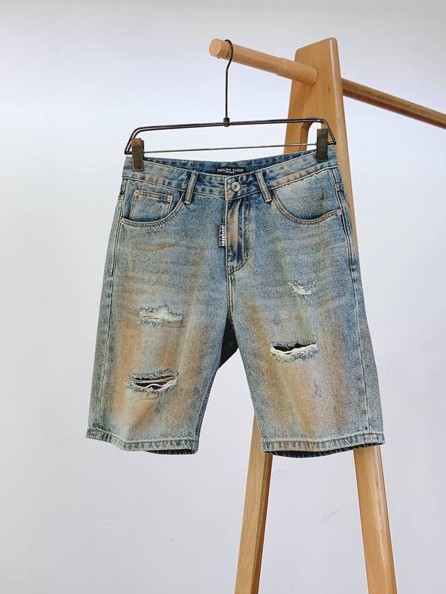 Philipp Plein 菲利普.普兰茵 2025Ss春夏新品 休闲牛仔短裤 硬核单宁 做旧牛仔蓝自带街头滤镜，破洞不是简单撕裂，而是精准打磨的毛边肌理，每道