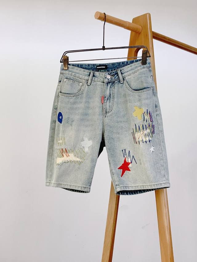 Dsquared2 D二次方 2025Ss春夏新品 休闲牛仔短裤 浅蓝牛仔底色是街头潮人的标配底色， 彩色刺绣图案像打翻艺术颜料盘 星星、几何图形、不规则线条