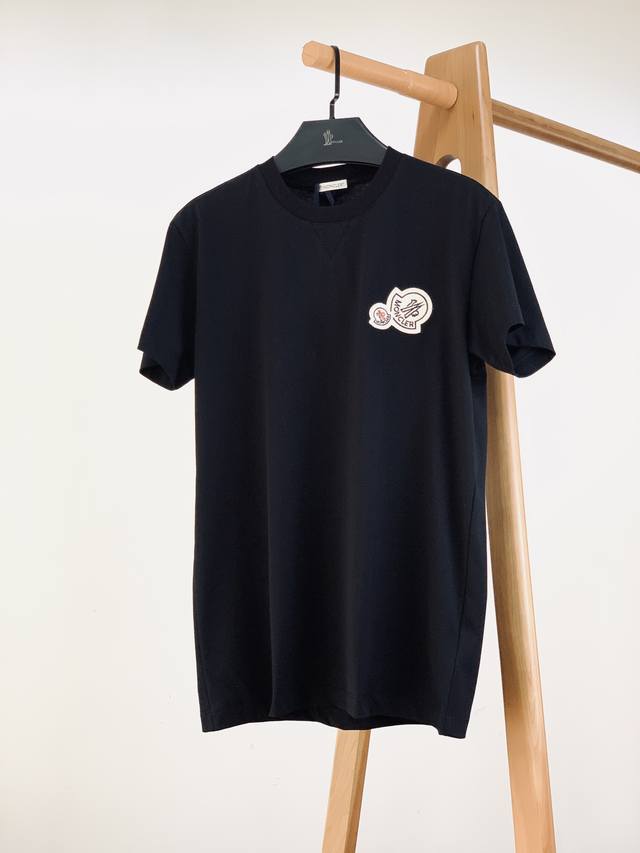 Moncler 蒙口 2025Ss春夏新品 双标刺绣徽章标识半袖T恤，甄选高支埃及长绒棉，手感面糯有骨感，柔而有韧性。液氨工艺处理，韧性和抗皱性能得到大幅度提高