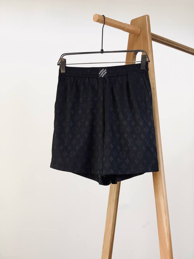 Louisvuitton 路易威登 2025Ss春夏新品 波纹提花桑蚕丝短裤，本款桑蚕丝短裤以Monogram提花呈现莹亮波纹质感，再为两侧裤腿点缀针织饰带，可