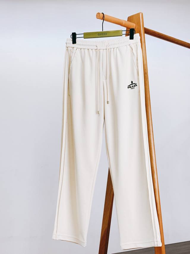 Prada 普拉达 2025Ss春夏新品 抽绳刺绣休闲裤，臻选优质面料打造，贴身舒适，独特设计，缔造简约线条感，版型不挑人，客供五金装饰辅料，精工密针刺绣标识，
