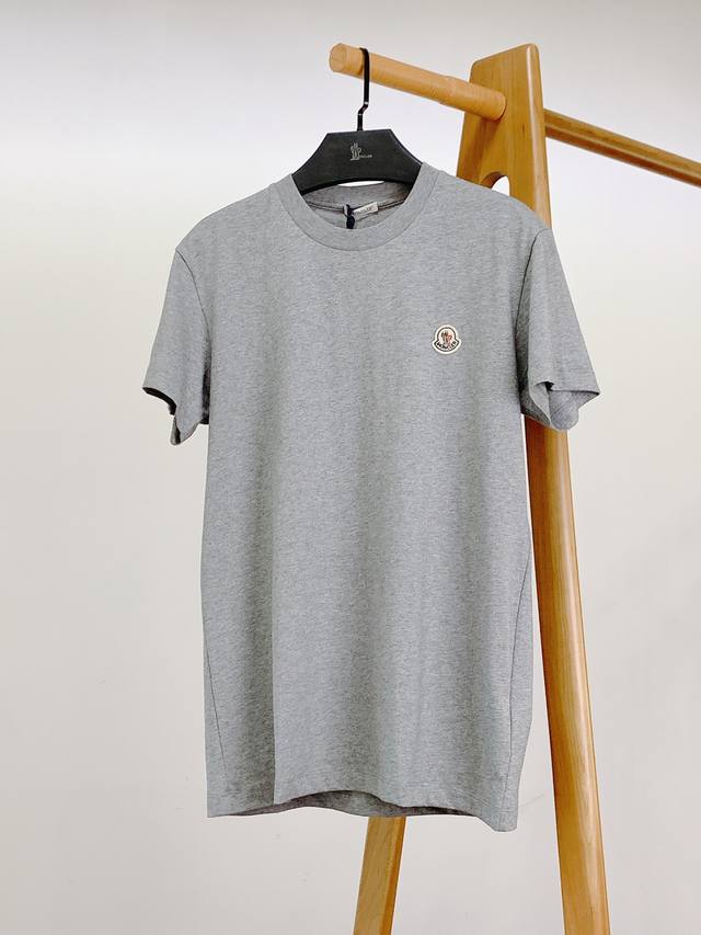 Moncler 蒙口 基础款三色T恤 这款采用柔软棉质平纹针织面料制作而成，胸前有饰有经典蒙家标识贴片，T恤可单独穿着，也可轻松搭配针织衫、卫衣和外套，男女同款