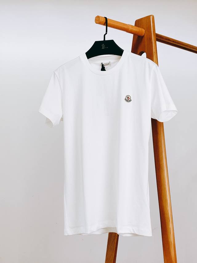 Moncler 蒙口 基础款三色T恤 这款采用柔软棉质平纹针织面料制作而成，胸前有饰有经典蒙家标识贴片，T恤可单独穿着，也可轻松搭配针织衫、卫衣和外套，男女同款